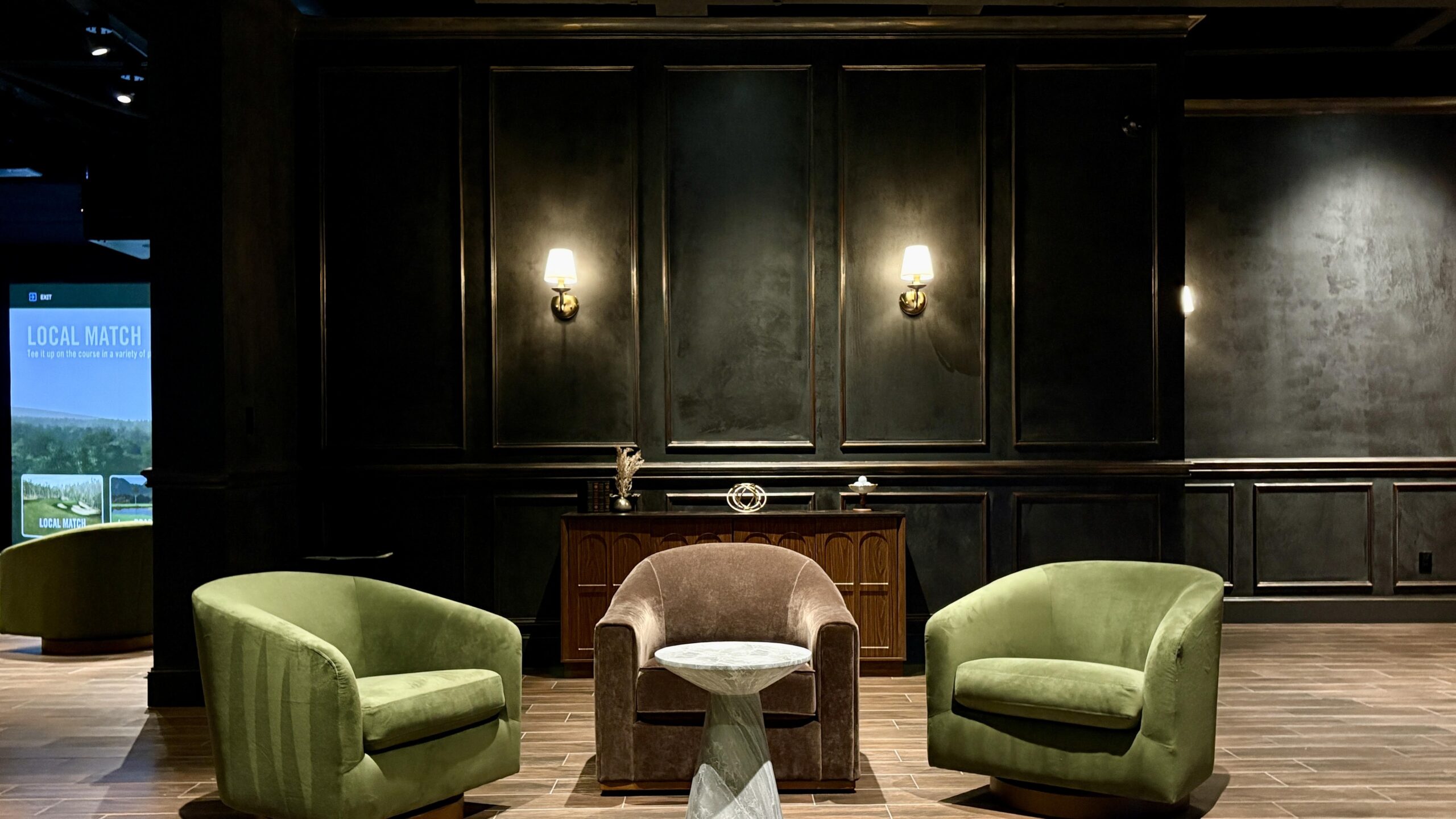 Back Tee interior lounge